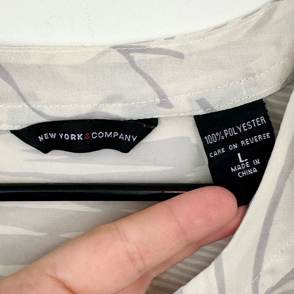 New York & Company White and Gray Palm Tropical Patterned Blouse - Size: Large - Picture 2 of 5